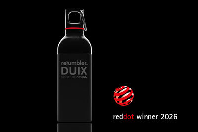 Een zwarte RETUMBLER-DUIX-drinkfles met karabijnhaak en rode siliconenring op een zwarte achtergrond, naast het beeldmerk “reddot winner 2026”.